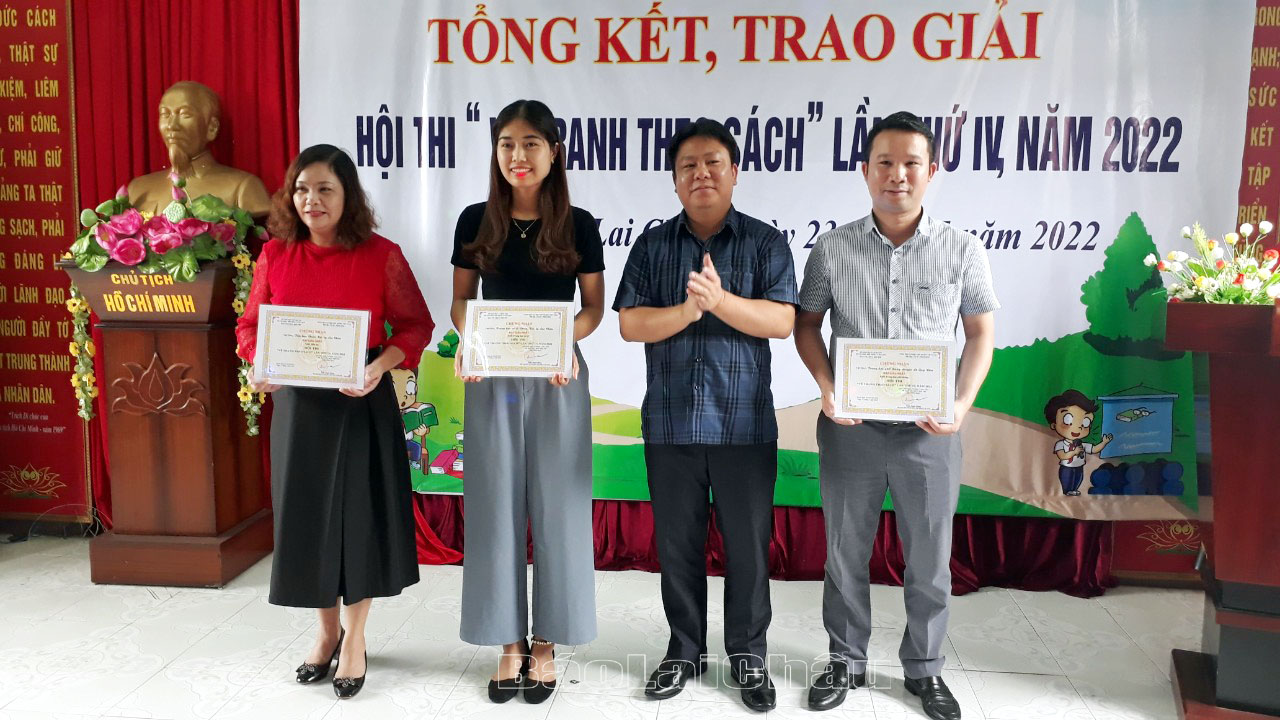 Đồng chí Trần Mạnh Hùng – Phó Giám đốc Sở Văn hóa, Thể thao và Du lịch, Trưởng Ban Tổ chức Hội thi trao giải tập thể nhất tập thể cho các trường.